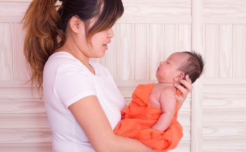 防止宝宝溢奶的方法有哪些 宝宝溢奶 如何给宝宝拍背