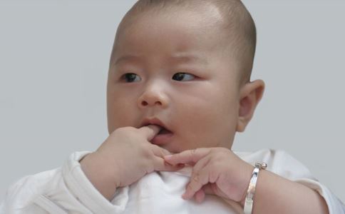 哪些宝宝容易发烧 宝宝发热的原因 宝宝发烧的原因