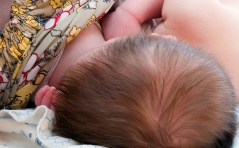 宝宝喝奶睡着了要拍嗝 怎样帮宝宝拍嗝 宝宝睡着了要拍嗝吗