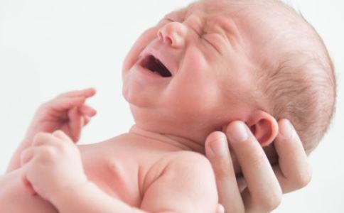 怎样抱新生儿 婴儿的正确抱姿 怎样抱婴儿正确