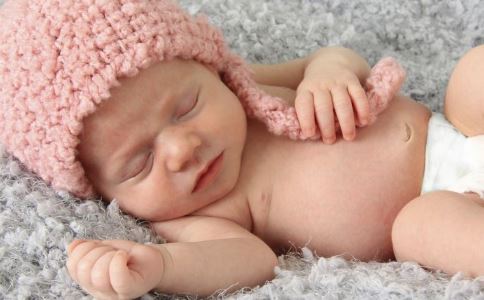 新生婴儿呛奶的急救方法