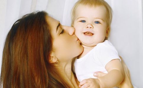 新生儿吐奶怎么办 新生儿大口吐奶 宝宝吐奶厉害的原因