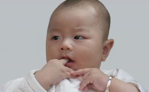 怎么给宝宝剪指甲 给宝宝剪指甲要怎么做 给宝宝剪指甲要注意什么
