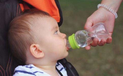 宝宝不爱喝水怎么办 宝宝每天要喝多少水 孕妈怎么让宝宝爱喝水