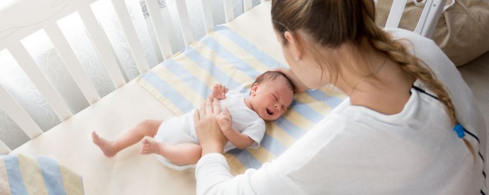 宝宝为什么喜欢抱着睡 宝宝抱着睡有哪些影响 如何改掉抱着睡的习惯