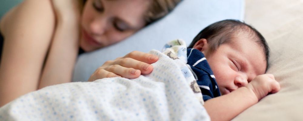 宝宝为什么晚上睡觉容易惊醒 宝宝晚上睡觉易惊醒的原因 婴儿睡觉容易惊醒是怎么回事
