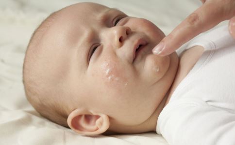 宝贝老是频繁长湿疹到底是何原因，要怎么办？