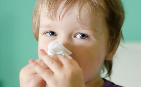 宝宝鼻塞流涕怎么办 鼻涕颜色判断什么问题 鼻涕的颜色代表什么
