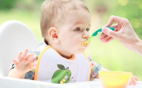 给孩子喂饭要避免哪些误区 怎么给孩子喂饭 孩子长大后怎么独立吃饭