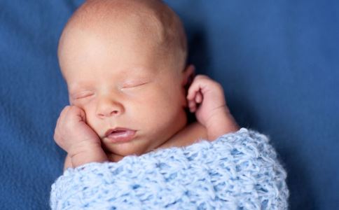 婴儿襁褓包法指导 宝宝感觉更舒适