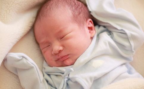 新生儿如何睡才健康 侧睡仰睡都可以