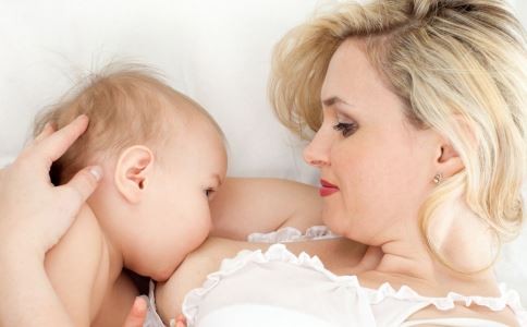 哺乳期母乳变少 哺乳期母乳喂养常识 母乳少怎么办