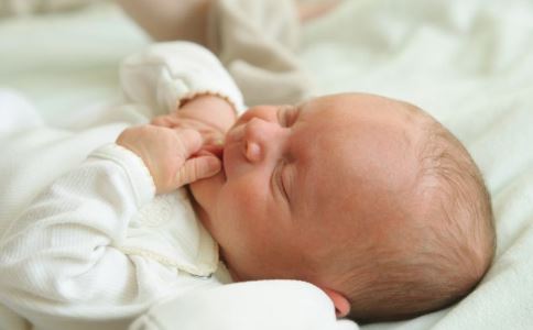 新生婴儿挤乳头 新生女宝宝护理 新生女宝宝一定要挤乳头吗