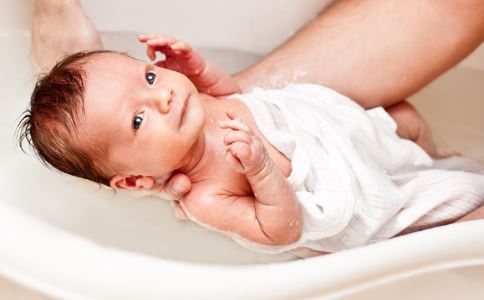 宝宝洗澡的先后顺序 给宝宝洗澡要做好哪些准备 宝宝洗澡最佳水温及时间