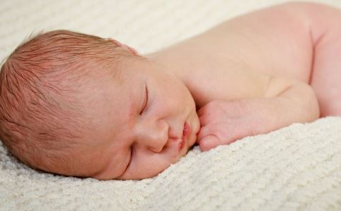 早产儿怎么训练抬头 早产儿的护理 早产儿如何训练抬头