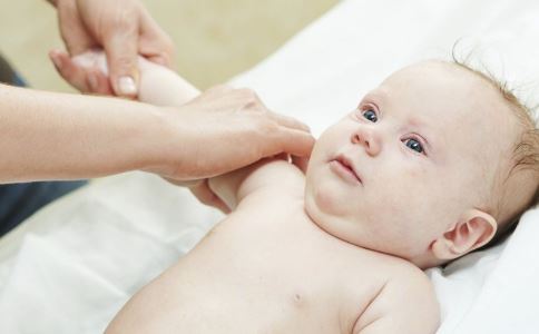 新生儿脸上有小白点 婴儿脸上有白点 宝宝脸上有白点