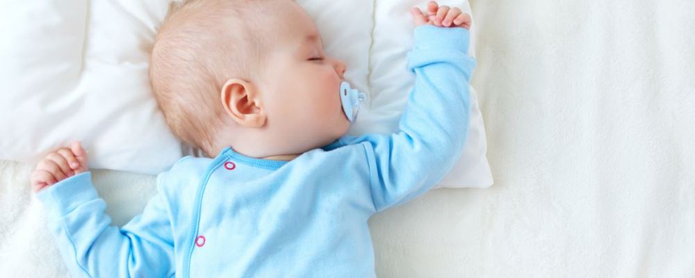 新生儿如果抱着有哪些危害 新生儿护理知识 新生爸妈平时应该怎么做