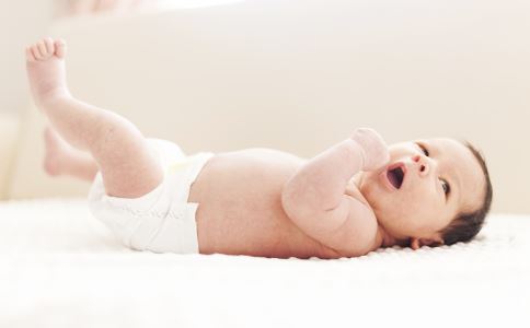 新生儿正常呼吸频率 新生儿打嗝怎么回事 新生儿打喷嚏