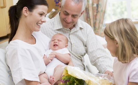 怎样和新生儿进行情感交流 怎样和新生儿进行交流 婴儿交流方式