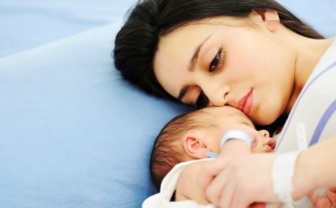 产后抱宝宝的好处 产后抱宝宝好吗 产后护理方法