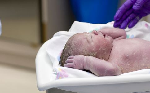怎么和新生儿交流 怎样与新生儿交流 如何与新生儿交流