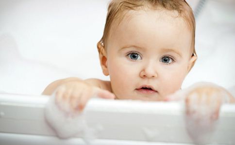 新生儿应该如何洗头 给新生儿洗头有哪些方法 新生儿洗头注意事项