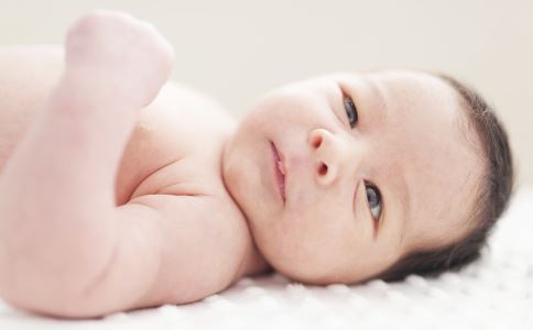 如何知道宝宝身体缺水 宝宝身体缺水怎么补 怎样识别宝宝身体缺水的信号