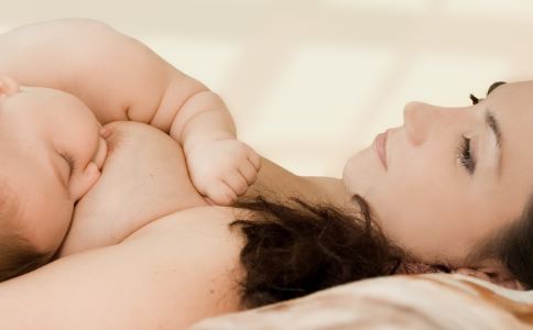 哺乳期来月经 还可以母乳喂养吗