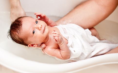 什么情况不宜给宝宝洗澡 宝宝洗澡 宝宝生病可以洗澡吗