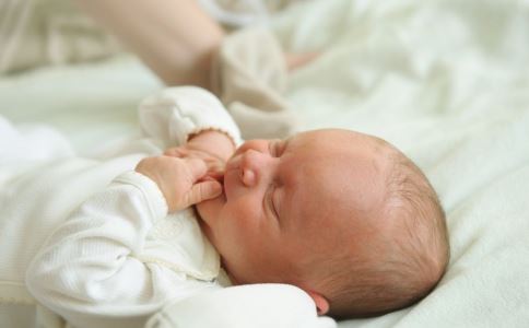 面对新生宝宝 家长应该怎样正确的护理