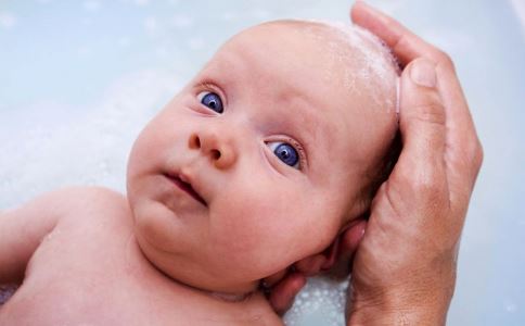 宝宝洗澡的先后顺序 给宝宝洗澡要做好哪些准备 宝宝洗澡最佳水温及时间