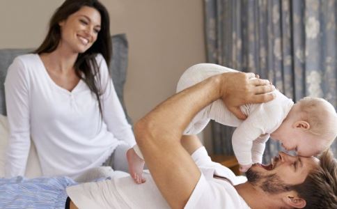 产后腰痛是什么原因 引起产后腰痛的因素 新妈妈产后腰痛怎么办