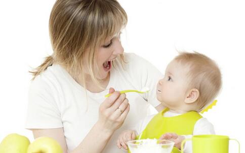 宝宝几个月可以添加辅食 宝宝吃辅食要注意哪些 为什么要给宝宝添加辅食