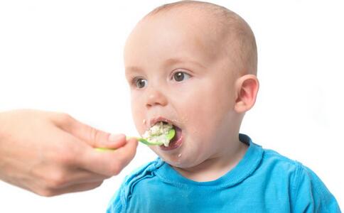 宝宝几个月可以添加辅食 宝宝吃辅食要注意哪些 为什么要给宝宝添加辅食