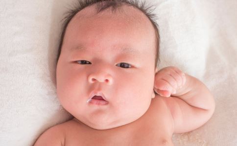 新生儿尿布如何选择 如何为宝宝选择尿布 选择尿布要注意什么