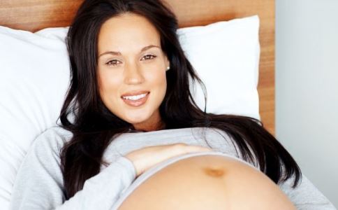 分娩时孕妇要做什么 分娩时胎儿在做什么 生孩子时胎儿有什么变化