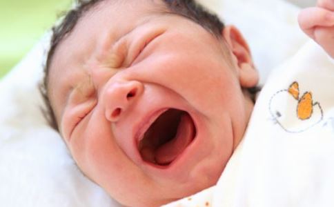 宝宝老是吐奶怎么办 宝宝吐奶的原因 宝宝吐奶怎么回事