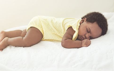 新生儿用定型枕有用吗 宝宝能用定型枕么 婴儿有必要用定型枕吗