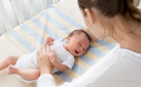 宝宝吐奶怎么回事 宝宝吐奶的原因 宝宝吐奶怎么办