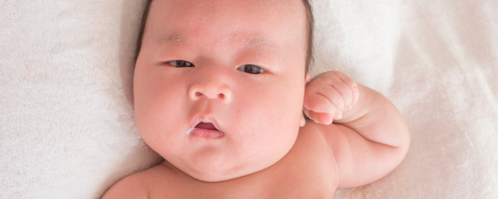 新生儿吐奶怎么办 新生儿吐奶怎么缓解 新生儿吐奶的原因