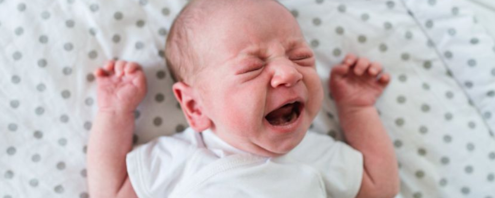 新生儿吐奶怎么办 新生儿吐奶怎么缓解 新生儿吐奶的原因