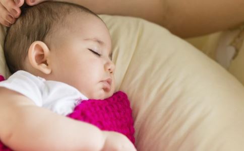 宝宝抱着睡放下就醒怎么办 新生儿抱着睡放下就醒怎么办 婴儿抱着就睡放下就醒怎么办