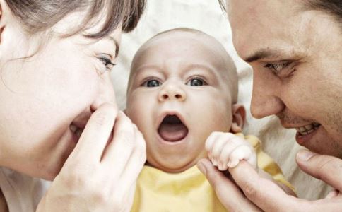 母乳宝宝如何断奶？4种方法供你选！